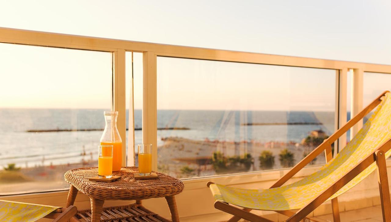 4 Bedroom Apartment On The Beach Тел Авив Екстериор снимка